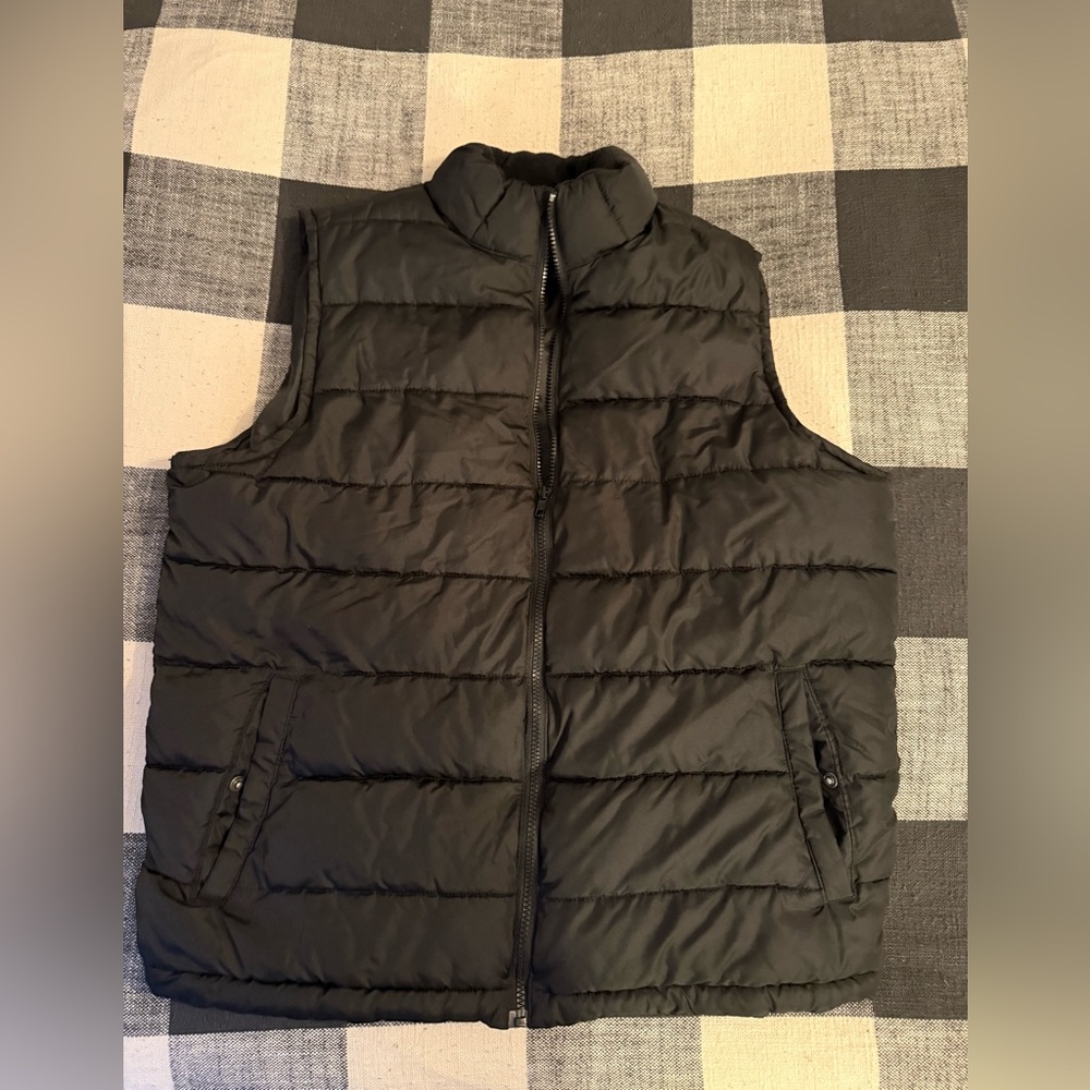 GAP Men's Black Puffer Vest-size LG